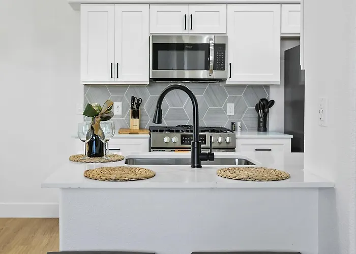 Cozysuites By The Stadium With Pool 01 * Glendale