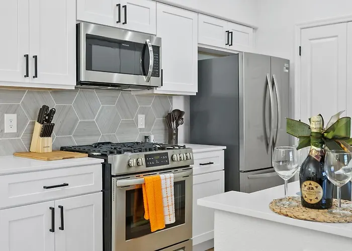 Cozysuites By The Stadium With Pool 01 * Glendale