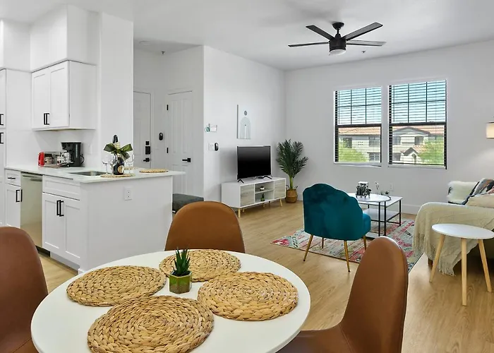 Cozysuites By The Stadium With Pool 01 *
