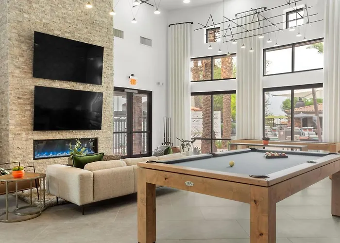 Cozysuites By The Stadium With Pool 01 Glendale